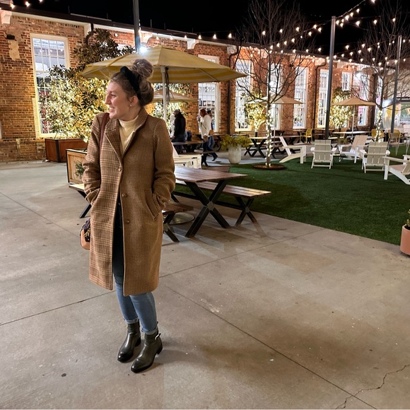 Meet your Posher, Aspen - Picture 4 of 8